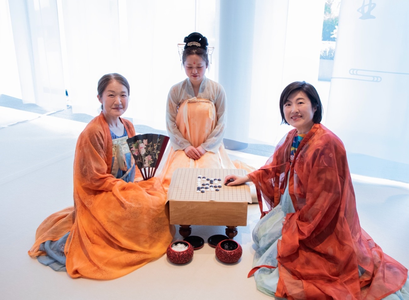 日本客人體驗漢服。中國駐大阪旅游辦事處供圖