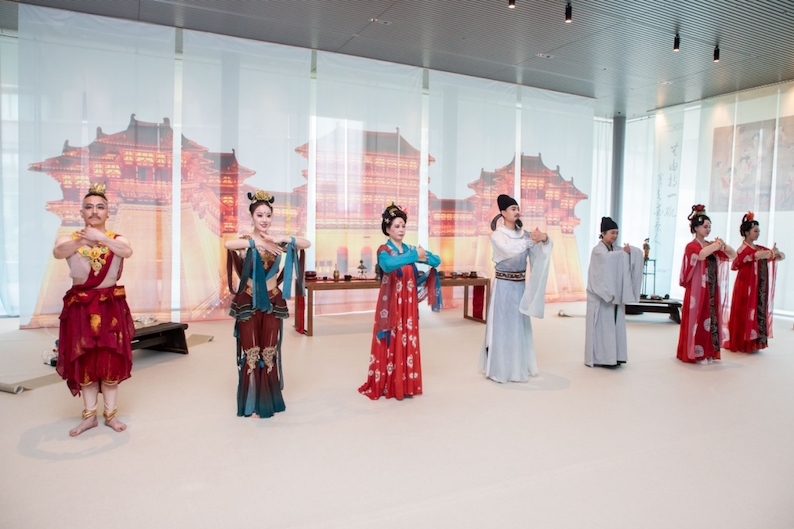 眾人行唐代插手禮。中國駐大阪旅游辦事處供圖