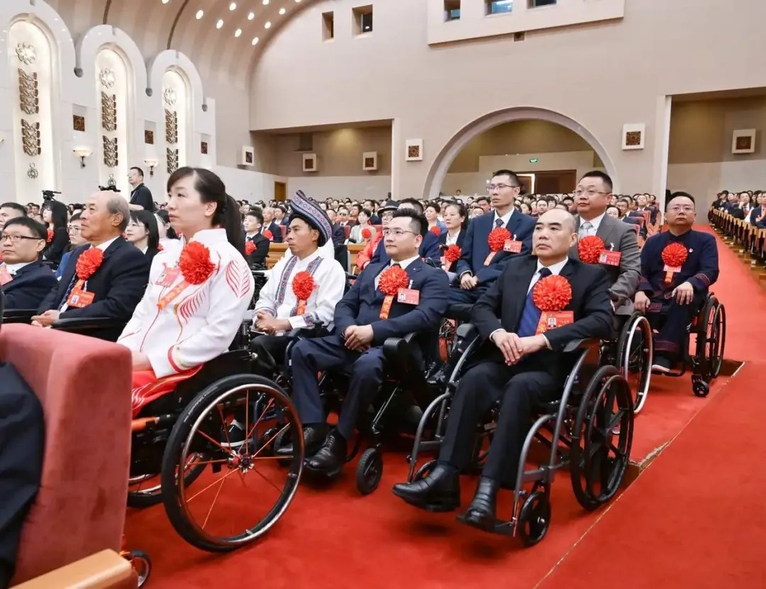 2025年5月16日，第七次全國(guó)自強(qiáng)模范暨助殘先進(jìn)表彰大會(huì)在北京召開(kāi)。大會(huì)表彰了200名“全國(guó)自強(qiáng)模范”、200個(gè)“全國(guó)殘疾人工作先進(jìn)集體”和60名“全國(guó)殘疾人工作先進(jìn)個(gè)人”。