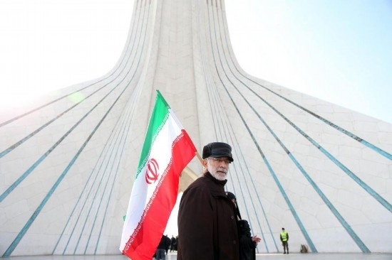 2月10日，在伊朗首都德黑蘭阿扎迪廣場(chǎng)，民眾參加紀(jì)念伊朗伊斯蘭革命勝利46周年集會(huì)。新華社記者沙達(dá)提攝