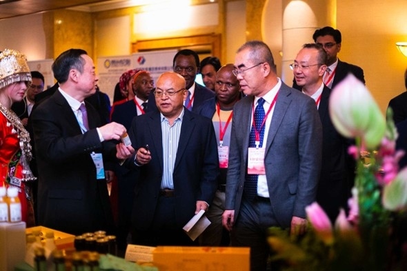 與會嘉賓走訪特色展臺。南非貴州商會供圖