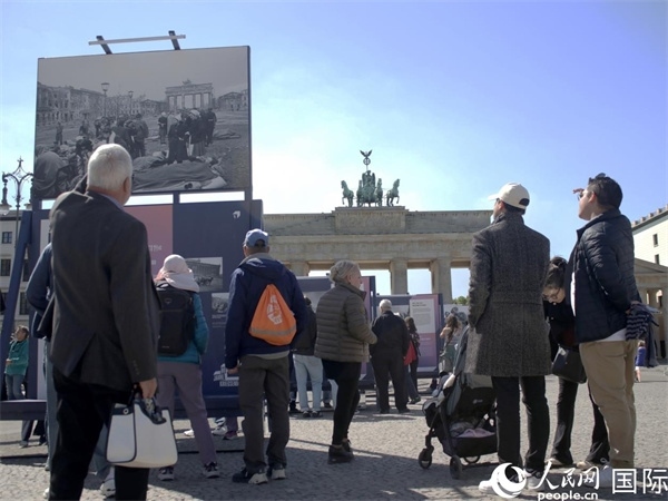 圖為勃蘭登堡門前，市民們在參觀歷史圖片展。人民網(wǎng) 肖晶攝