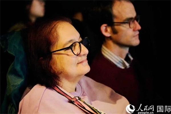 英國觀眾觀看巡展影片。楊浩鵬攝