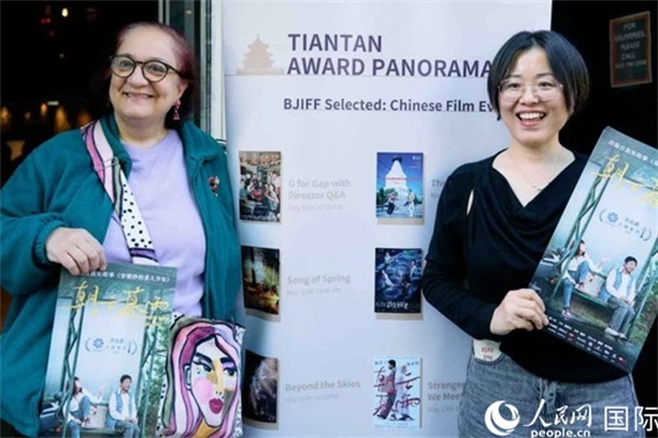 《朝云暮雨》放映前，觀眾前同主辦方互動。楊浩鵬攝