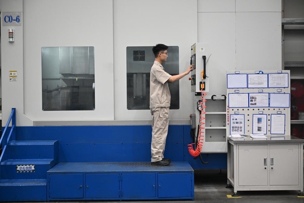 近日，工人在洛陽(yáng)軸承集團(tuán)股份有限公司的智能生產(chǎn)線上作業(yè)。新華社記者 李嘉南 攝