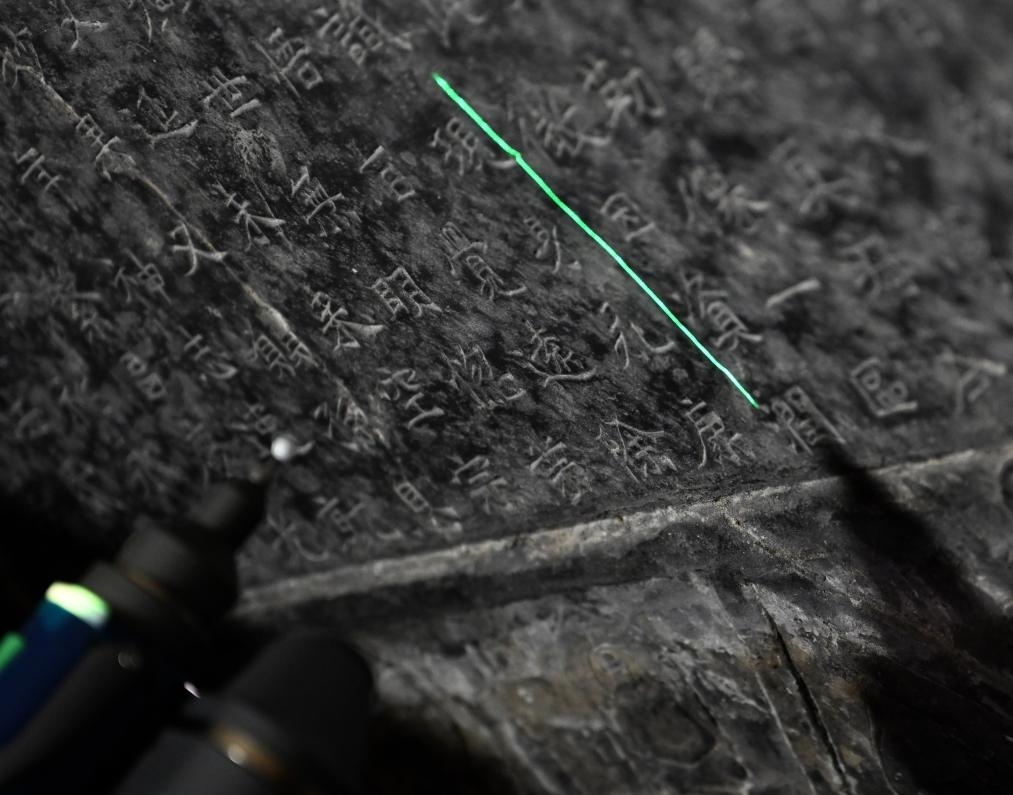 2025年4月9日，龍門石窟研究院工作人員在古陽洞使用關(guān)節(jié)臂掃描儀對(duì)《龍門二十品》之一進(jìn)行數(shù)字化掃描。新華社記者 李嘉南 攝