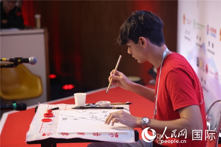 2025年“漢語橋”巴西賽區(qū)決賽的“才藝展示”環(huán)節(jié)，一名參賽者正在繪畫。人民網(wǎng)記者 時(shí)元皓攝