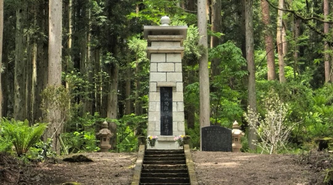 福島縣豬苗代町中國(guó)殉難勞工慰靈碑修繕完工暨植樹祭掃儀式舉行。中國(guó)駐新潟總領(lǐng)館供圖