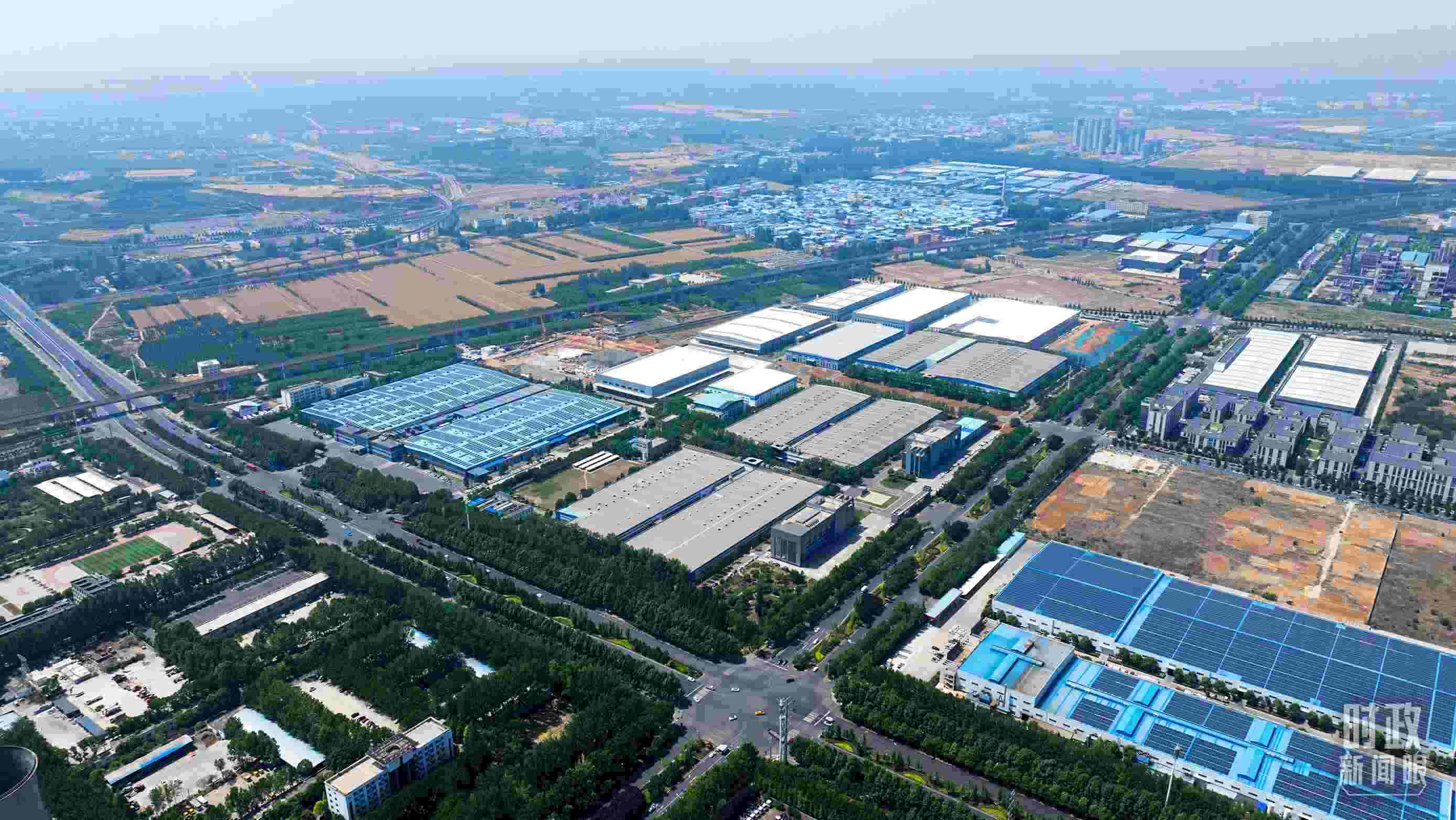 △俯瞰洛陽(yáng)軸承集團(tuán)股份有限公司。（總臺(tái)央視記者范凱拍攝）