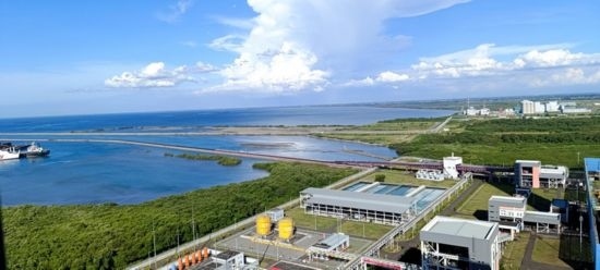 這是5月18日拍攝的紅樹林環(huán)繞的爪哇7號燃煤電站。記者 曹凱 攝