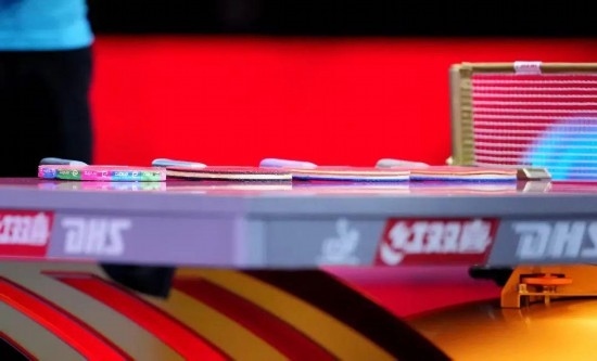 王楚欽的球拍為最右側(cè)那支。