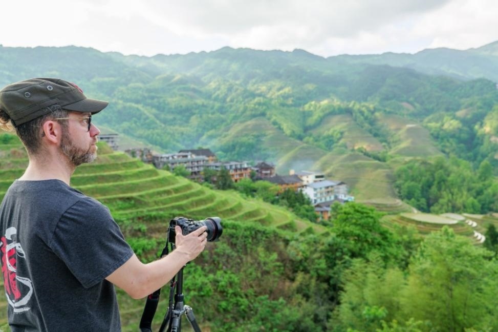 2025年年5月9日，廣西桂林，外國游客游覽龍脊梯田，在美景前駐足拍照。（圖片來源：視覺中國）