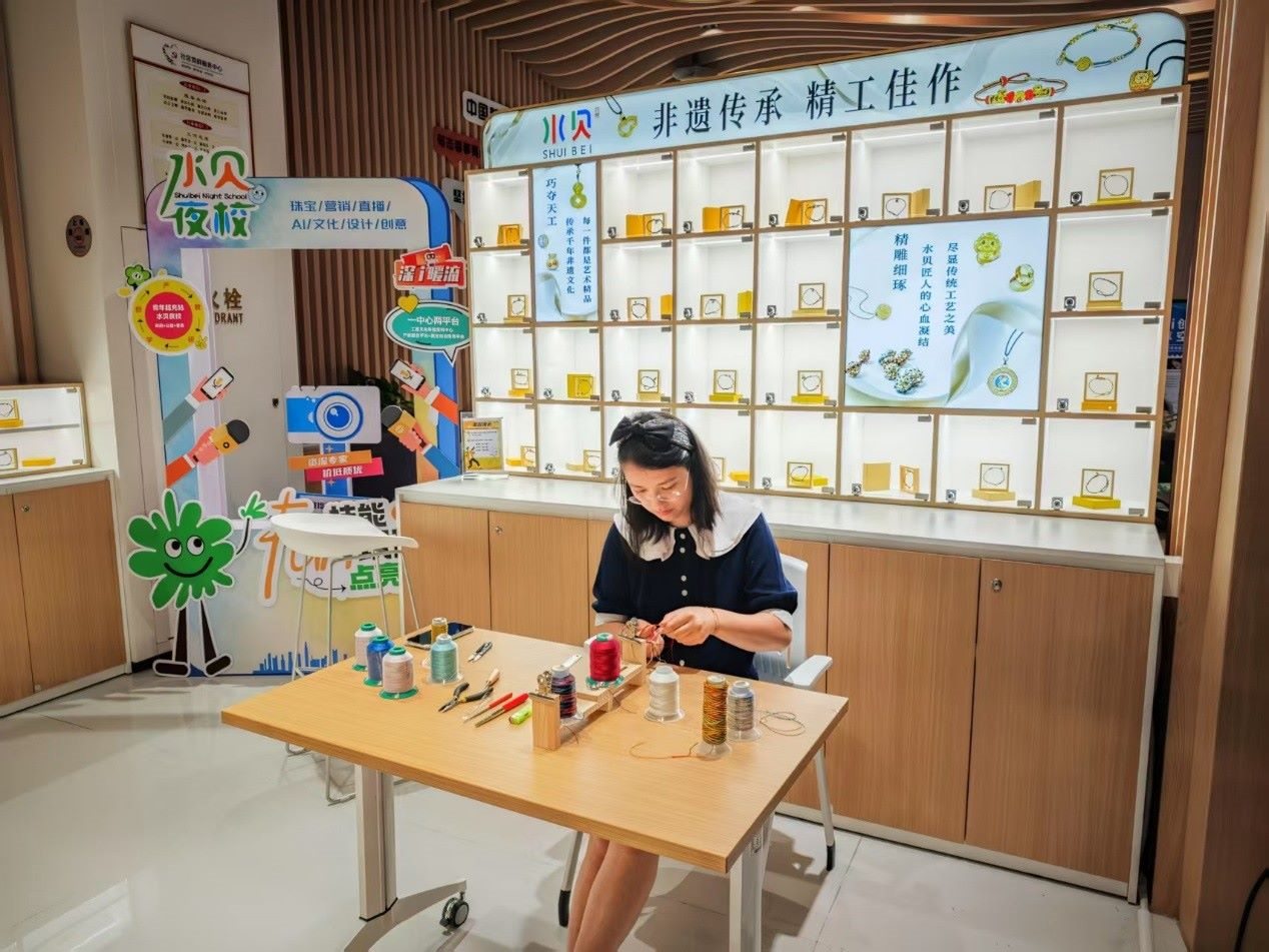 水貝夜校學(xué)員正在展示手工編繩過程。人民網(wǎng) 肖聰聰攝