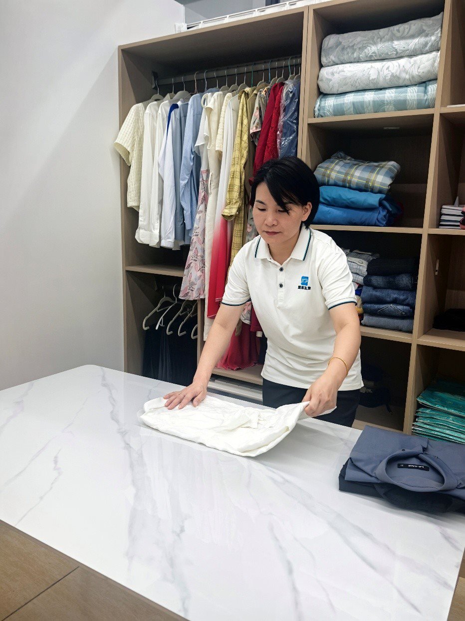 劉水金正在客戶家中做衣柜整理收納工作。受訪者供圖