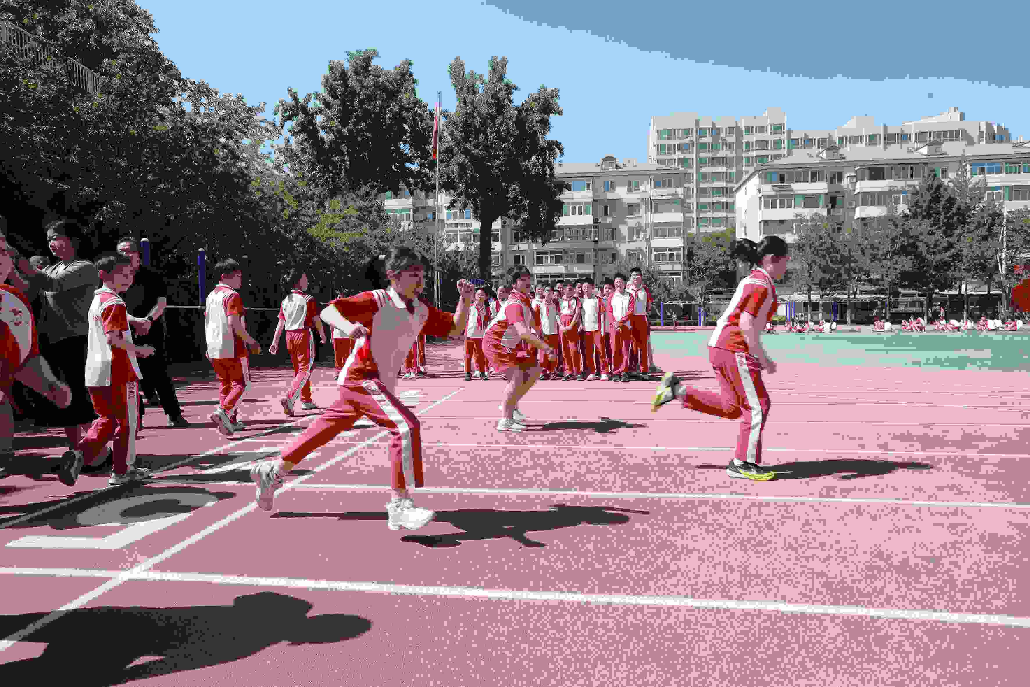 學(xué)生利用人工智能進(jìn)行50米測(cè)試。北京市教委供圖