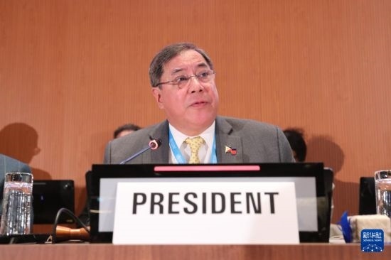 5月20日，在瑞士日內(nèi)瓦，第78屆世界衛(wèi)生大會(huì)主席赫爾博薩宣布審議通過“大流行協(xié)定”。新華社記者 杜哲宇 攝