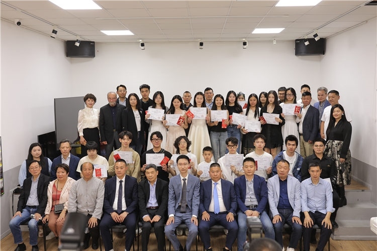 獲獎?wù)吲c主辦方合影。主辦方供圖