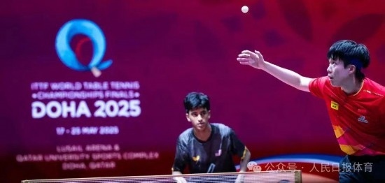 5月17日，王楚欽在比賽中發(fā)球。