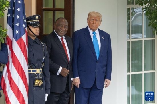 5月21日，美國(guó)總統(tǒng)特朗普（右）在華盛頓白宮迎接到訪的南非總統(tǒng)拉馬福薩（中）。新華社記者 胡友松 攝