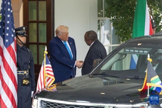 5月21日，美國(guó)總統(tǒng)特朗普（左二）在華盛頓白宮迎接到訪的南非總統(tǒng)拉馬福薩。新華社記者 胡友松 攝