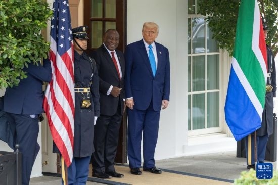 5月21日，美國(guó)總統(tǒng)特朗普（右二）在華盛頓白宮迎接到訪的南非總統(tǒng)拉馬福薩（右三）。新華社記者 胡友松 攝