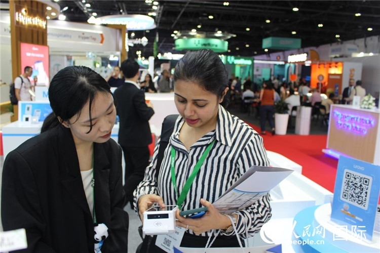 中外嘉賓交流。人民網(wǎng) 杰勒德·阿勒費(fèi)爾攝