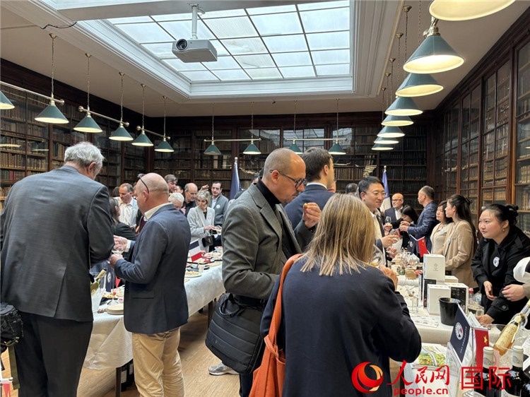 FIWA大獎(jiǎng)賽獲獎(jiǎng)酒及農(nóng)產(chǎn)品2025專業(yè)展暨中國云南—法國巴黎特色商品推介會(huì)現(xiàn)場。人民網(wǎng)記者 于超凡攝