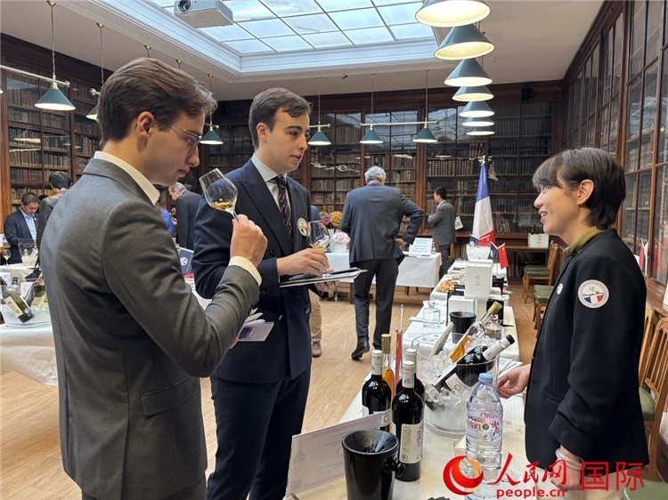 法國嘉賓與參展云南企業(yè)代表交流。人民網(wǎng)記者 于超凡攝