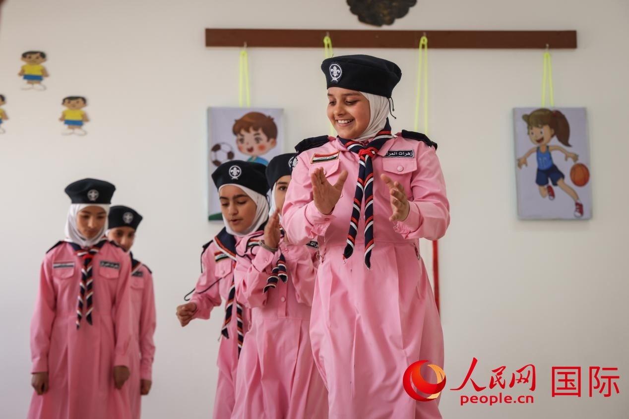 阿爾穆塔?阿里卡特國際學(xué)校的學(xué)生在展示課間活動。人民網(wǎng)記者 薛丹攝