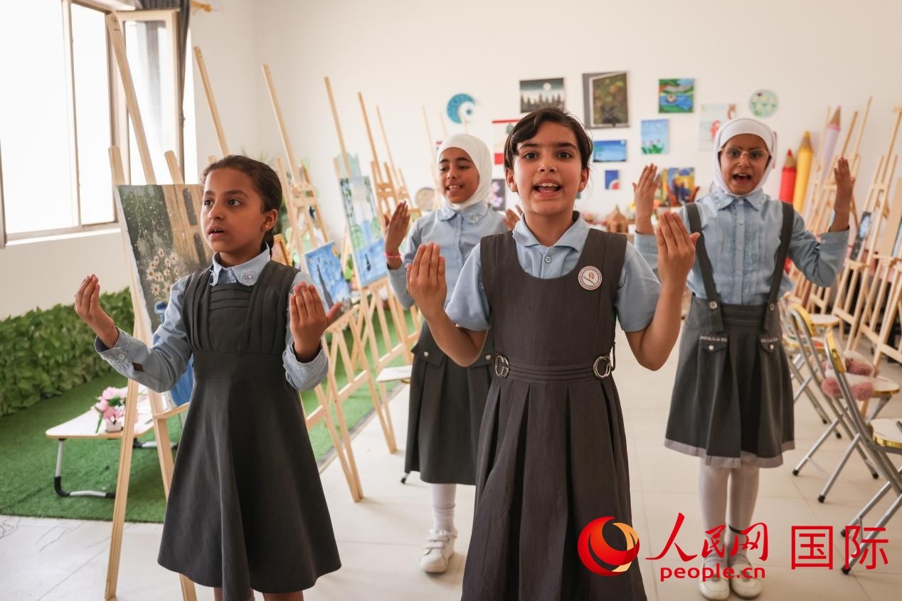 阿爾穆塔?阿里卡特國際學(xué)校的學(xué)生表演舞蹈。人民網(wǎng)記者 薛丹攝