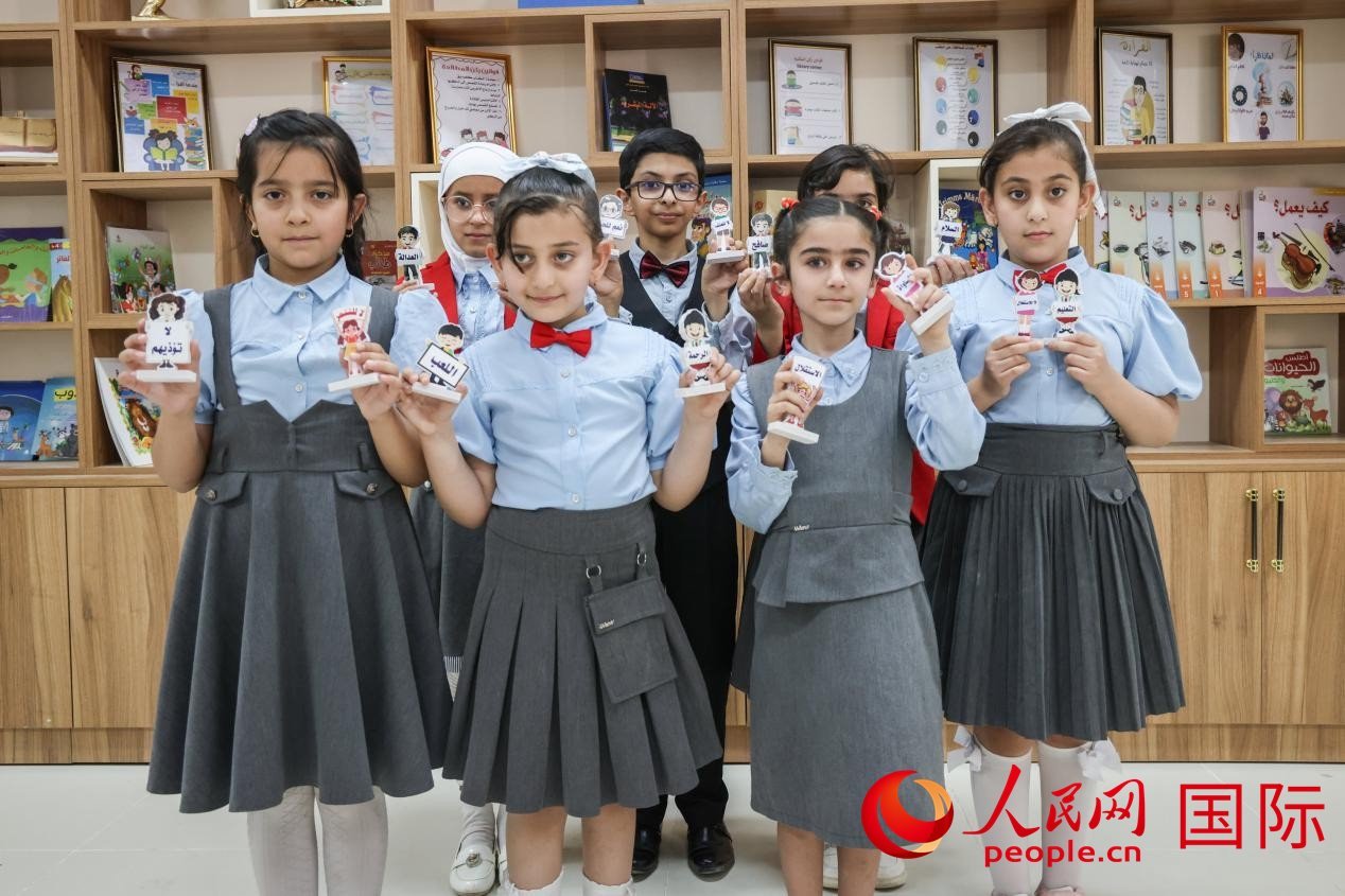 阿爾穆塔?阿里卡特國際學(xué)校的學(xué)生在圖書室上課。人民網(wǎng)記者 薛丹攝