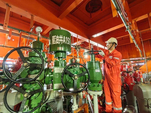 生產(chǎn)人員正在打開二氧化碳驅(qū)油井采油樹閥門。受訪者供圖