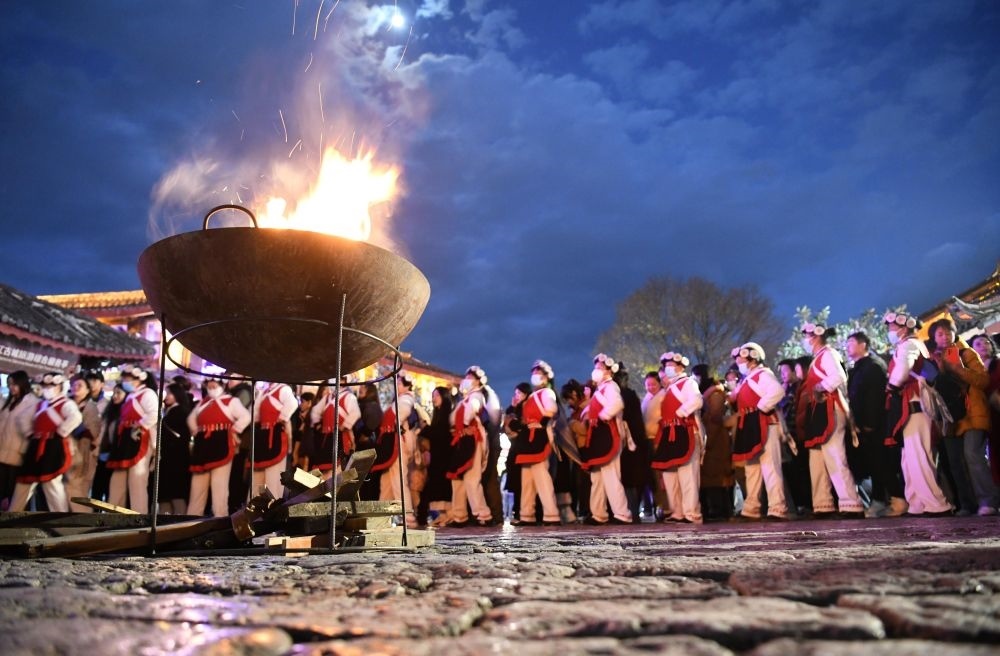 2025年1月11日，游客和居民在麗江古城打跳游玩。（趙慶祖攝）