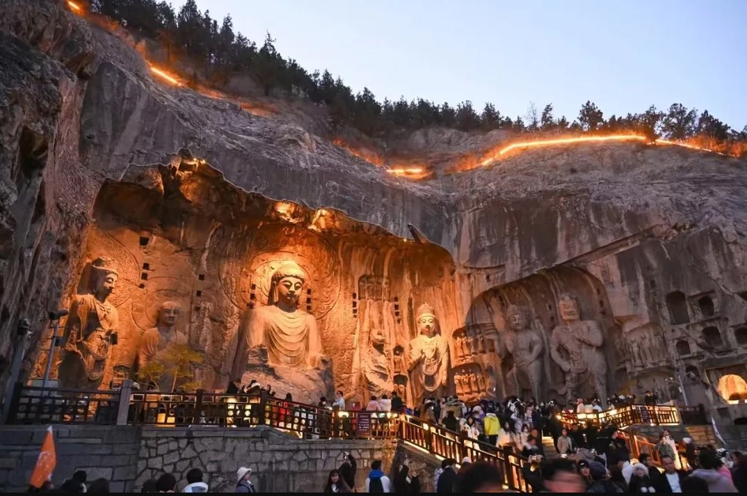 游客在龍門石窟參觀游覽。