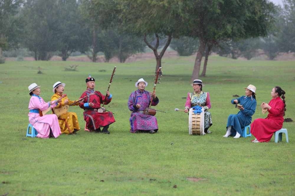 2024年7月16日，《格薩（斯）爾》史詩說唱傳承人在內蒙古赤峰市巴林右旗戶外表演。（胡斯楞攝）