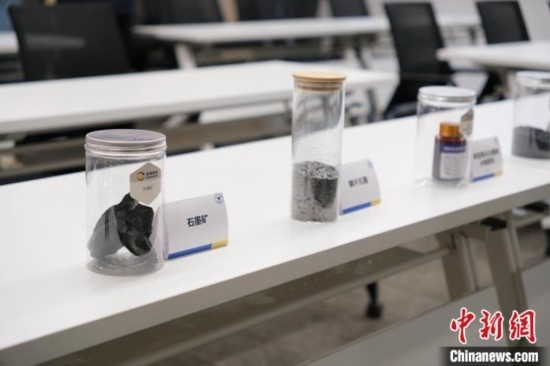5月20日，浙大高分子科學(xué)與工程學(xué)系內(nèi)擺放著石墨礦等。 曹丹 攝