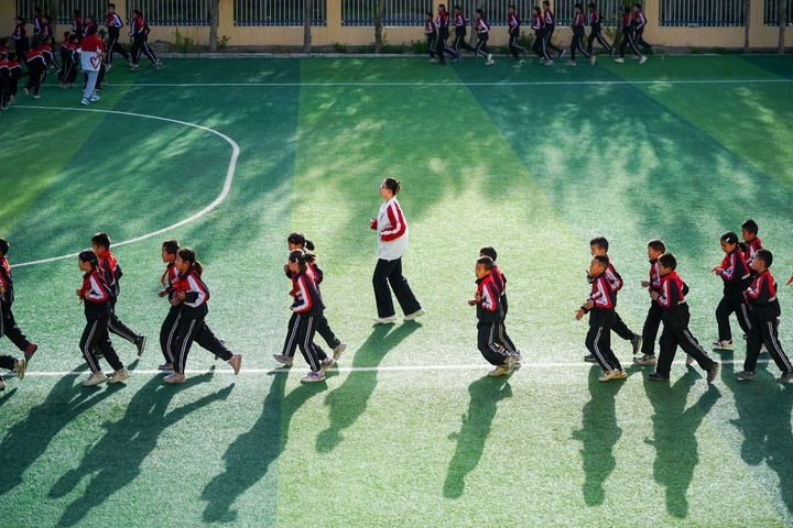 2025年4月24日，在新疆克州阿圖什市哈拉峻鄉(xiāng)謝依特小學(xué)，支教教師帶領(lǐng)學(xué)生晨跑。新華社記者 徐宏巖 攝