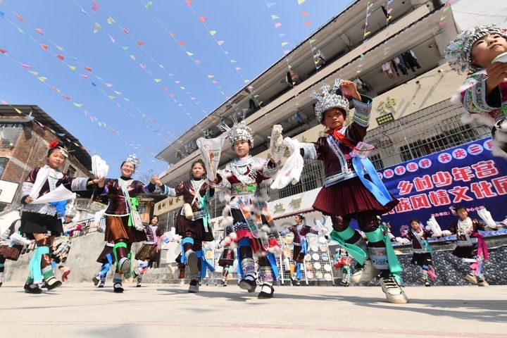 2025年3月25日，廣西柳州市融水苗族自治縣桿洞鄉(xiāng)中心小學(xué)學(xué)生在跳蘆笙踩堂舞。新華社記者 黃孝邦 攝