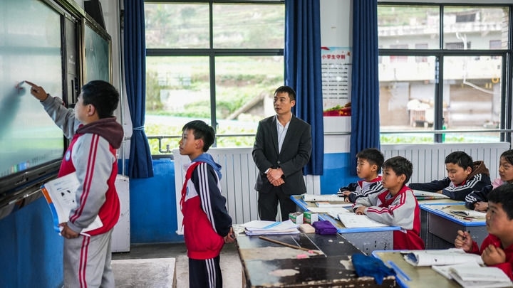 2024年11月21日，在地處烏蒙山區(qū)的貴州省六盤水市水城區(qū)亮巖小學(xué)，學(xué)生在供暖的教室內(nèi)學(xué)習(xí)。新華社記者 陶亮 攝