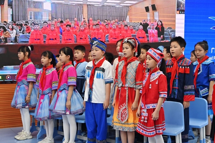 2025年3月28日，在“壯蒙一家親 共筑中國夢”手拉手主題云隊(duì)會(huì)上，廣西南寧市濱湖路小學(xué)四（1）中隊(duì)隊(duì)員通過網(wǎng)絡(luò)和內(nèi)蒙古鄂爾多斯東勝區(qū)第十二小學(xué)四（9）中隊(duì)隊(duì)員一起唱《中國少年先鋒隊(duì)隊(duì)歌》。新華社記者 周華 攝