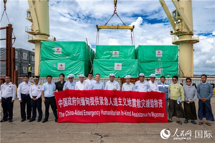5月25日，中國駐緬甸大使館參贊歐陽道冰、仰光省首席部長梭登及緬有關部門官員出席援緬第十五批緊急人道主義地震救災物資交接儀式。人民網(wǎng)記者謝佳君攝