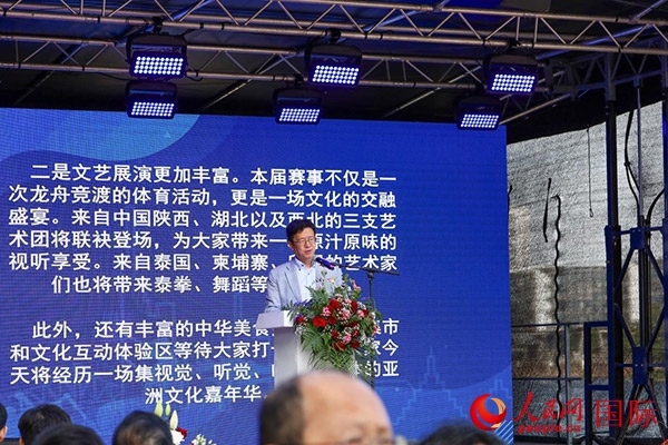 中國駐法蘭克福總領(lǐng)事黃昳揚(yáng)在致辭中對龍舟賽表示熱烈祝賀。人民網(wǎng) 依琳攝