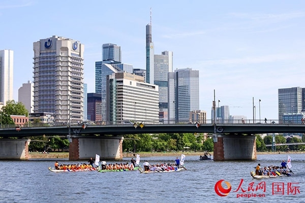 龍舟賽隊(duì)伍奮力揮槳、破浪前行。人民網(wǎng) 依琳攝