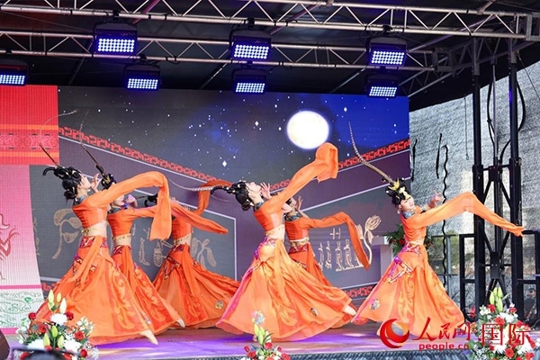 美因河畔的舞臺上中國傳統(tǒng)舞蹈精彩上演。人民網(wǎng) 依琳攝