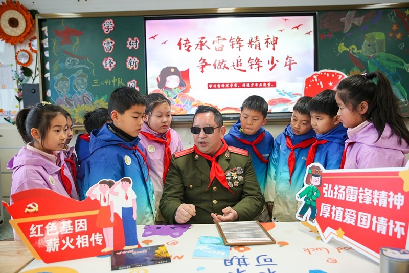 2025年3月3日，江蘇南通如皋市安定小學(xué)里，傷殘軍人許波銀在思政小課堂上向?qū)W生講述雷鋒故事。