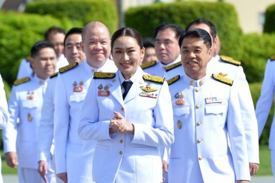 2024年9月7日，泰國總理佩通坦·欽那瓦（前中）及新一屆內(nèi)閣成員在位于首都曼谷的總理府與媒體見面。新華社發(fā)（拉亨攝）