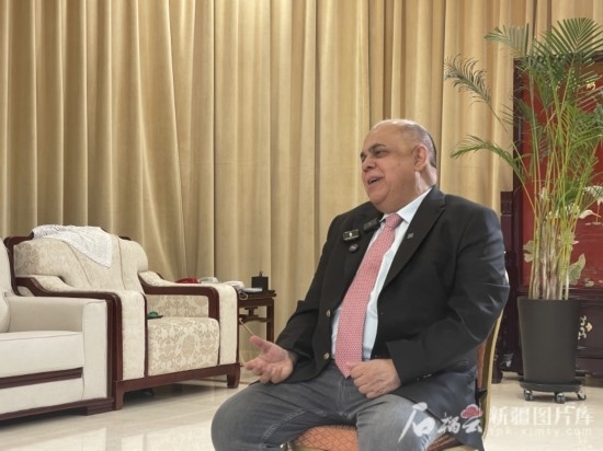 上合組織副秘書長索海爾·汗在專訪中。石榴云/新疆日報記者 劉翔攝