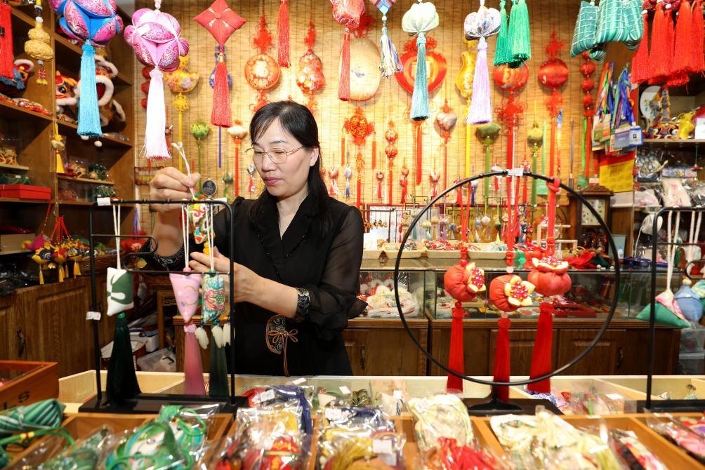 2025年5月25日，安徽省淮北市，非遺香包上貨架。（圖片來源：視覺中國）