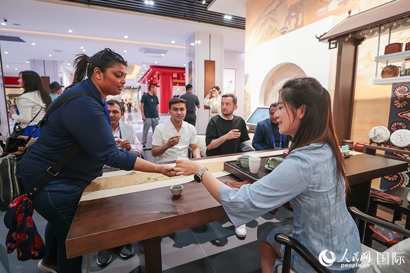 5月25日，外國媒體人在霍爾果斯國際邊境合作中心中國文化館參觀。人民網(wǎng)記者 張武軍攝