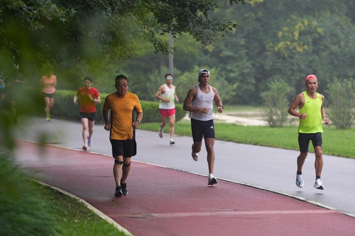 2024年7月14日，市民在北京中軸線延長線上的奧林匹克森林公園運(yùn)動鍛煉。